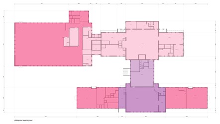 <p>Huidige plattegrond van gebouw 16 met in kleur de verschillende functies en gebruikers weergegeven.<br />
Rood: badhuis en eetzaal manschappen<br />
Rose: keuken maaltijden manschappen  <br />
Paars: keuken en eetzaal (onder)officieren</p>
